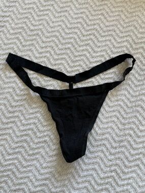 Victoria’s Secret Black V String Thong Strappy Low Rise Size S Sexy